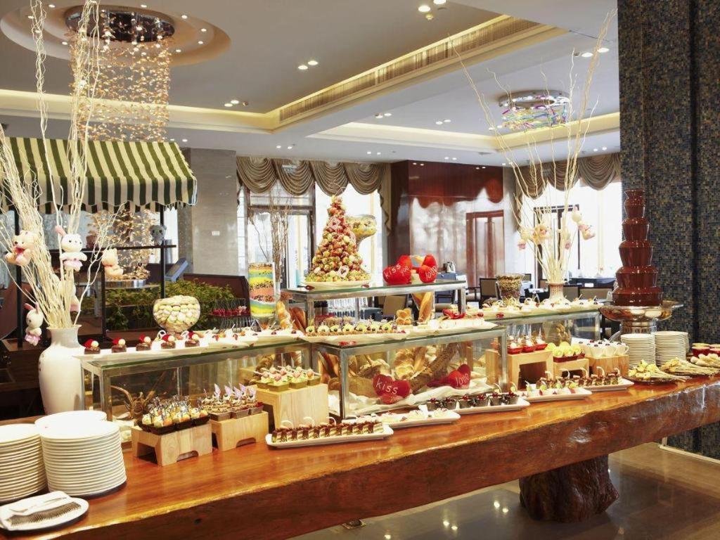 ווהאן Eurasia Convention International Hotel מראה חיצוני תמונה