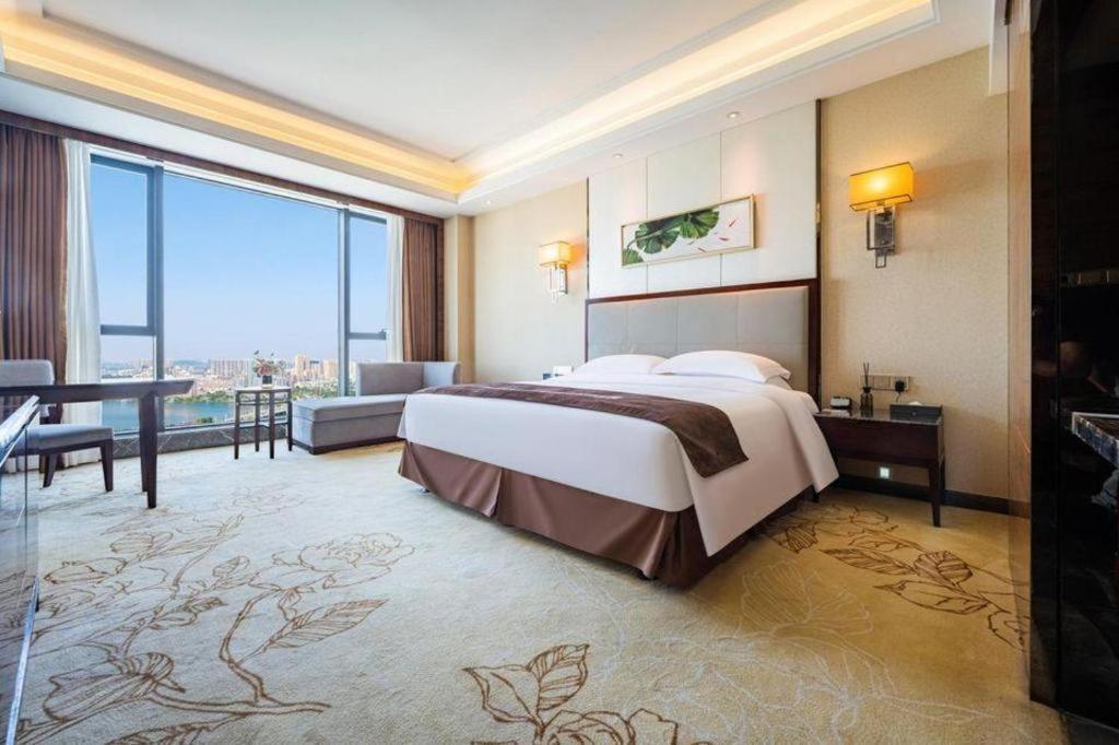 ווהאן Eurasia Convention International Hotel מראה חיצוני תמונה