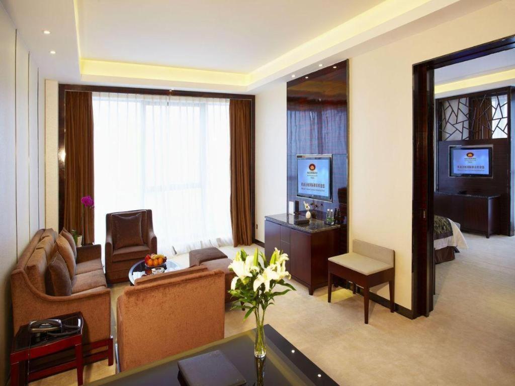 ווהאן Eurasia Convention International Hotel מראה חיצוני תמונה