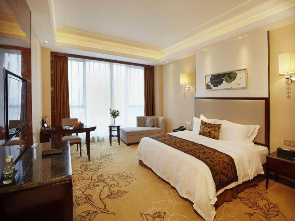 ווהאן Eurasia Convention International Hotel מראה חיצוני תמונה