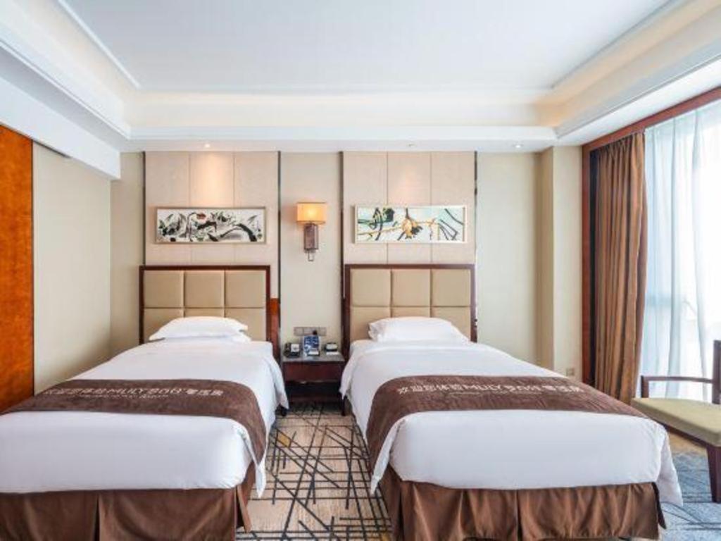 ווהאן Eurasia Convention International Hotel מראה חיצוני תמונה