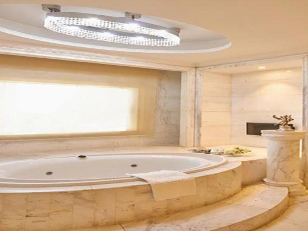 ווהאן Eurasia Convention International Hotel מראה חיצוני תמונה