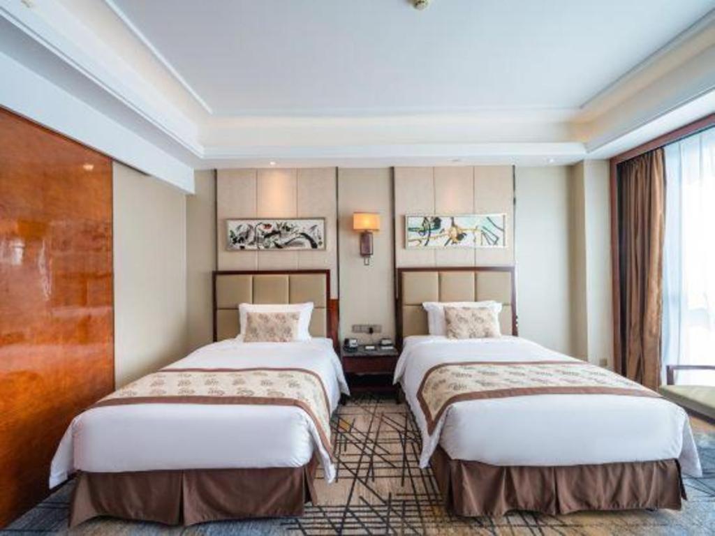 ווהאן Eurasia Convention International Hotel מראה חיצוני תמונה