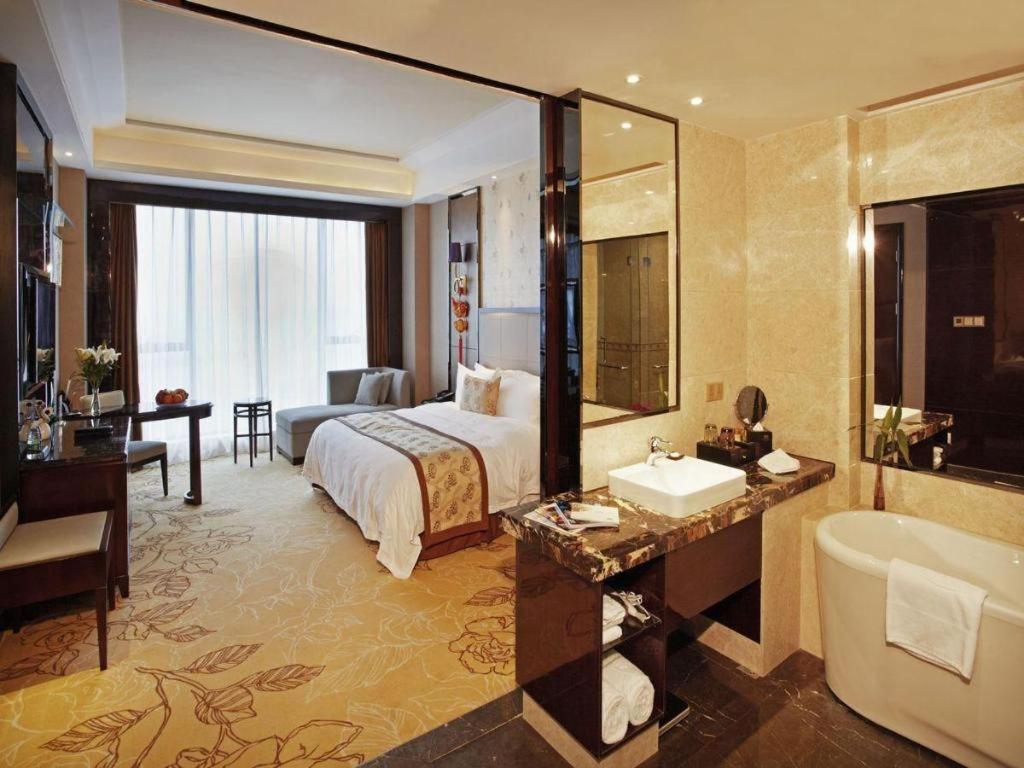 ווהאן Eurasia Convention International Hotel מראה חיצוני תמונה