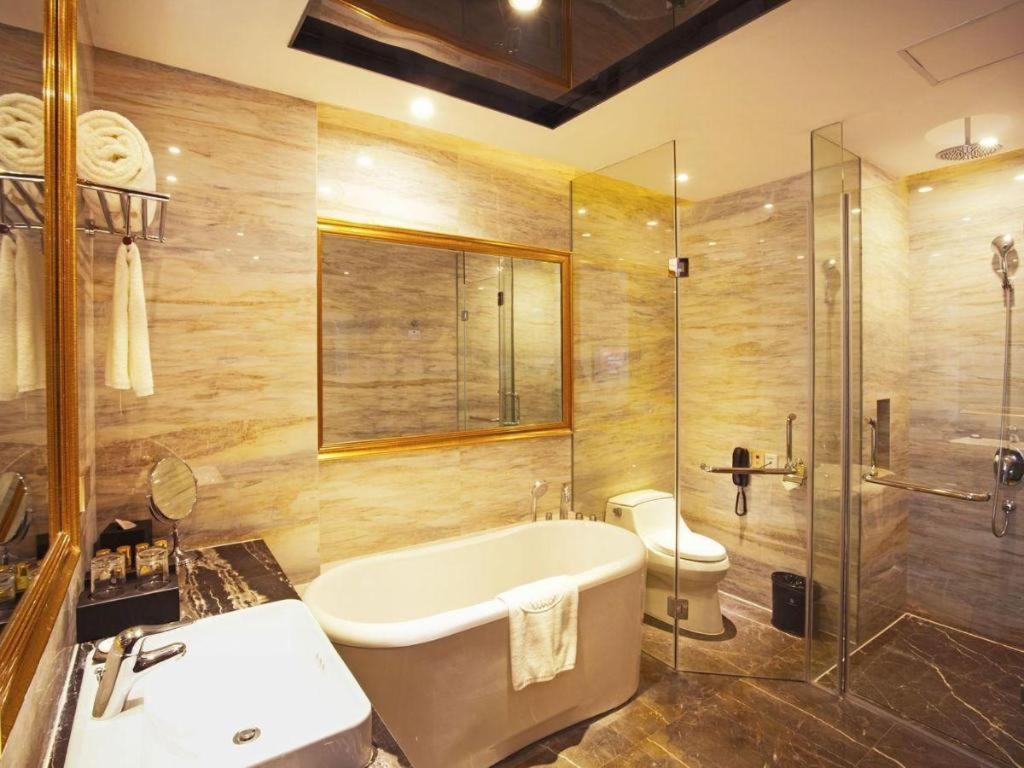 ווהאן Eurasia Convention International Hotel מראה חיצוני תמונה