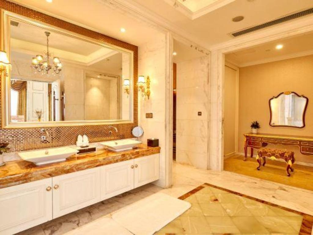 ווהאן Eurasia Convention International Hotel מראה חיצוני תמונה