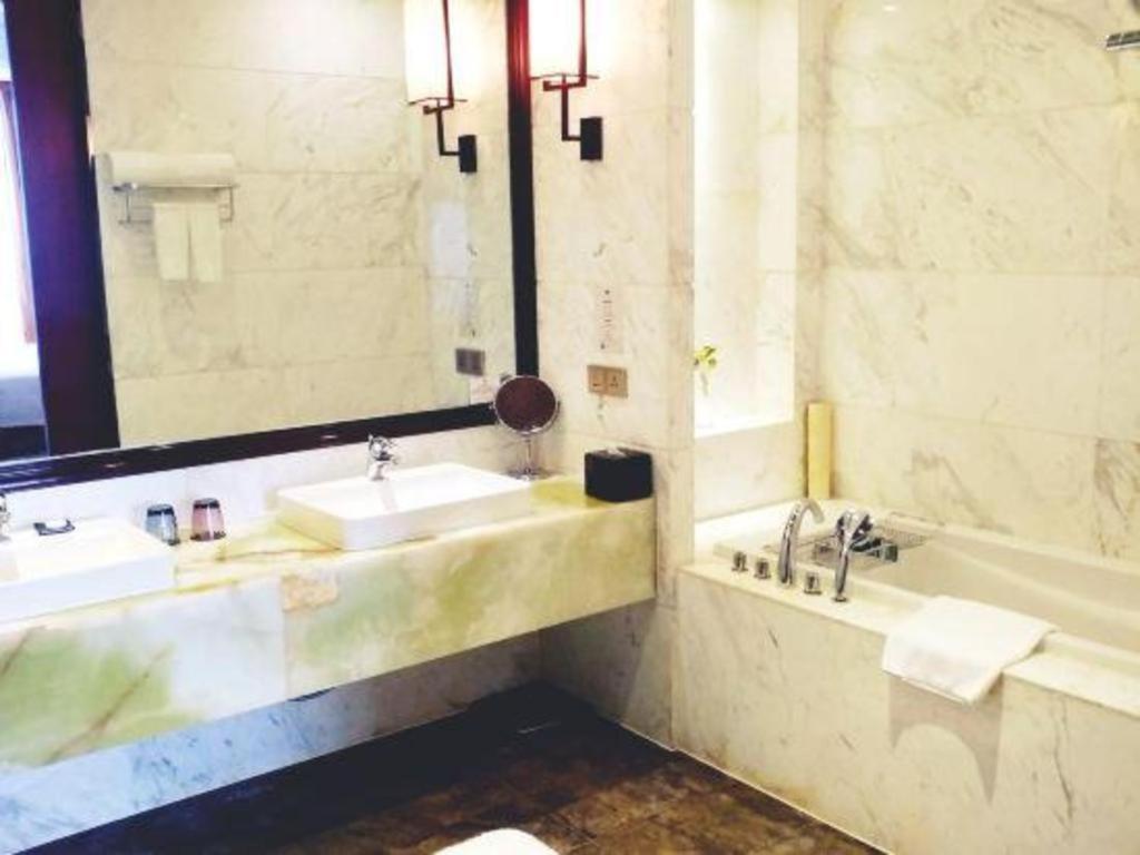 ווהאן Eurasia Convention International Hotel מראה חיצוני תמונה