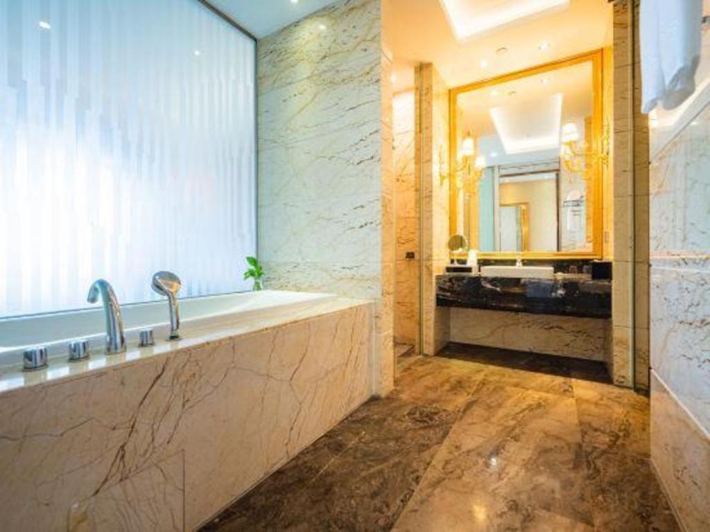 ווהאן Eurasia Convention International Hotel מראה חיצוני תמונה